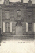 YPRES, -Entrée de l'Hôtel Merghelynck