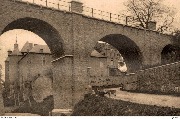 Vieux ch&acirc;teau. Fa&ccedil;ades Est et Ouest vues sous les arches du Viaduc