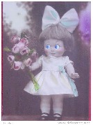 Poup&eacute;e avec ajoutis(yeux)et bouquet de roses