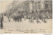 De Boerenkrijg. - Een peloton Franschesoldaten  vervoeren hunnen buit weg.  -  La Guerre des Paysans. - Un peloton de soldats Fran&ccedil;ais emportant leur butin