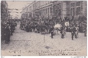 De Boerenkrijg. - Ouderlingen, meisjes vrouwen vluchten naar den Zandberg. -  La Guerre des Paysans. -Vieillerds, fillles et femmes s'enfuient au Zandberg