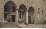 Vieux château. Un des deux portiques de la Cour d'honneur (XVe et XVIIe) Vieux château. Un des deux portiques de la Cour d'honneur (XVe et XVIIe)