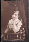 (Portrait de jeune fille assise)