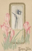 Fillette bras levé et aux cheveux incrustée dans cadre aux tulipes