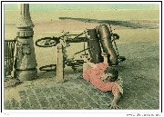 (Hélène Marchéchal à la plage, chute en  cuisse tax contre un poteau)