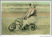 (Hélène Marchéchal à la plage, seule en tricycle)
