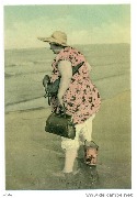 (Hélène Marchéchal à la plage, seau de plage accroché à sa robe)