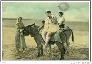 (Hélène Marchéchal à la plage, assise de côté sur un pauvre âne)
