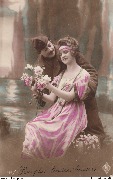 Militaire debout pench&eacute; sur sa fianc&eacute;e assise tenant un bouquet