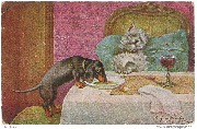 Teckel mangeant la soupe d'un chien endormi