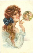 Portrait de femme rousse &agrave; miroir image couple s'embrassant