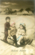 Bonne année. Trois enfants sur une luge