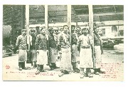 Usine St Roch. Equipe d'hommes portant une glace...Glastr&auml;ger