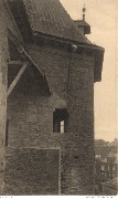 Vieux ch&acirc;teau. Fen&ecirc;tre du XIIIe si&egrave;cle de la tour pentagonale