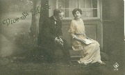 Vive Ste Marie (couple assis sur un banc, elle avec un livre sur les genoux)