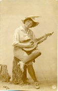 Jeune femme jouant de la mandoline?