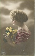 Portrait de femme observant un bouquet de roses 