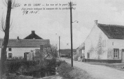 LIGNY La rue et le pont Piraux (la croix indique la maison de la centenaire)