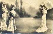 Deux femmes à gauche et une à droite avec ombrelle