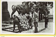 (Baudouin prince devant la colonne du Congrès, y dépose une gerbe de fleurs) (Baudouin prince devant la colonne du Congrès, y dépose une gerbe de fleurs)