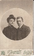 Portrait d'un couple dans un médaillon Portrait d'un couple dans un médaillon