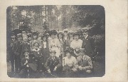 Carte photo d'un groupe de personnes dans les environs de Spa Carte photo d'un groupe de personnes dans les environs de Spa
