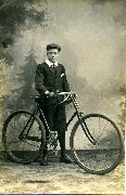 Jeune Homme  et vélo