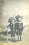 Deux garçonnets à chapeaux(A.Verbeeck&Cie) 