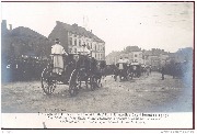 Les voitures de la reine et des princesses Clémentine,Stéphanie et Louise pénètrent dans le faubourg de Molenbeek