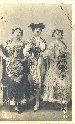 Torero (féminin) et deux danseuses espagnoles la cigarette à la bouche