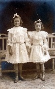 Deux jeunes filles debout en robes blanches à dentelles (A.Verbeeck-Hendrickx)