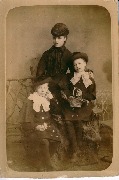 Portrait d'une jeune femme avec ses deux enfants 