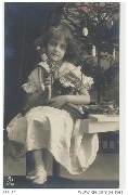 Fillette (Ellen) avec deux poup&eacute;es pr&egrave;s du sapin de N&ouml;el