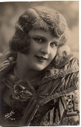 Jeune fille &agrave; la rose