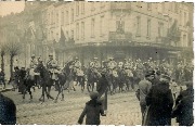 Passage des 3è hussards français chaussée de Waterloo (Ma campagne) 1918/11/21