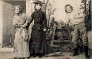 La vieille emm&egrave;ne la jeune orpheline