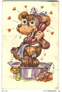 Chien au t&eacute;l&eacute;phone les pattes dans une bassine d'eau 
