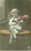 (enfant au bouquet assis sur un coussin