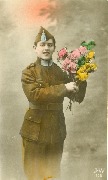 Militaire tendant un bouquet de roses &agrave; droite