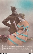 Chaque instant, apportant quelque d&eacute;sir nouveau renouvelle pour nous le plaisir le plus beau (militaire au b&eacute;ret se penche sur sa fianc&eacute;e assise)