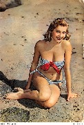 Pin-up assise sur le sable