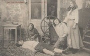 Couch&eacute; sur le dos, la vieille &agrave; ses c&ocirc;t&eacute;