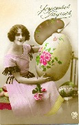 Femme pr&eacute;sentant un gros oeuf de P&acirc;ques