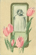 Fillette montrant du doigt incrustée dans cadre aux tulipes