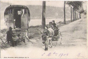 Sans titre. Attelage d'ane avec vannier devant une roulotte