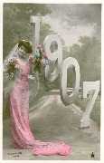 Femme en robe de cérémonie rose présentant l'année 1907