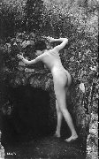 Femme nue debout près d'une source