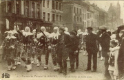 Souvenir du carnaval de Binche. Groupe de Gilles en petite tenue