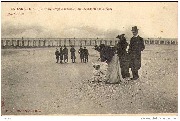 Ostende. S. A. R. le prince Léopold ramassant des coquillages sur la plage