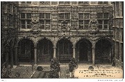 Antwerpen. Museum Plantin-Moretus-Anvers. Galerij en boordsbeelden in den achtenground der binnenplaats. Galerie et bustes au fond de la cour